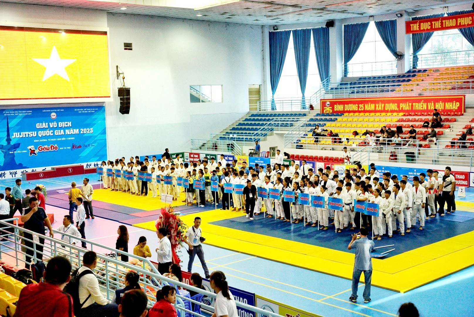 Toàn cảnh 26 đoàn tham dự khai mạc giải Vô địch Jujitsu Quốc gia năm 2023.